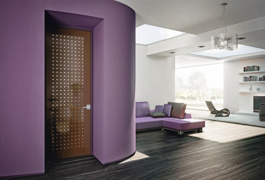 Розовая входная дверь