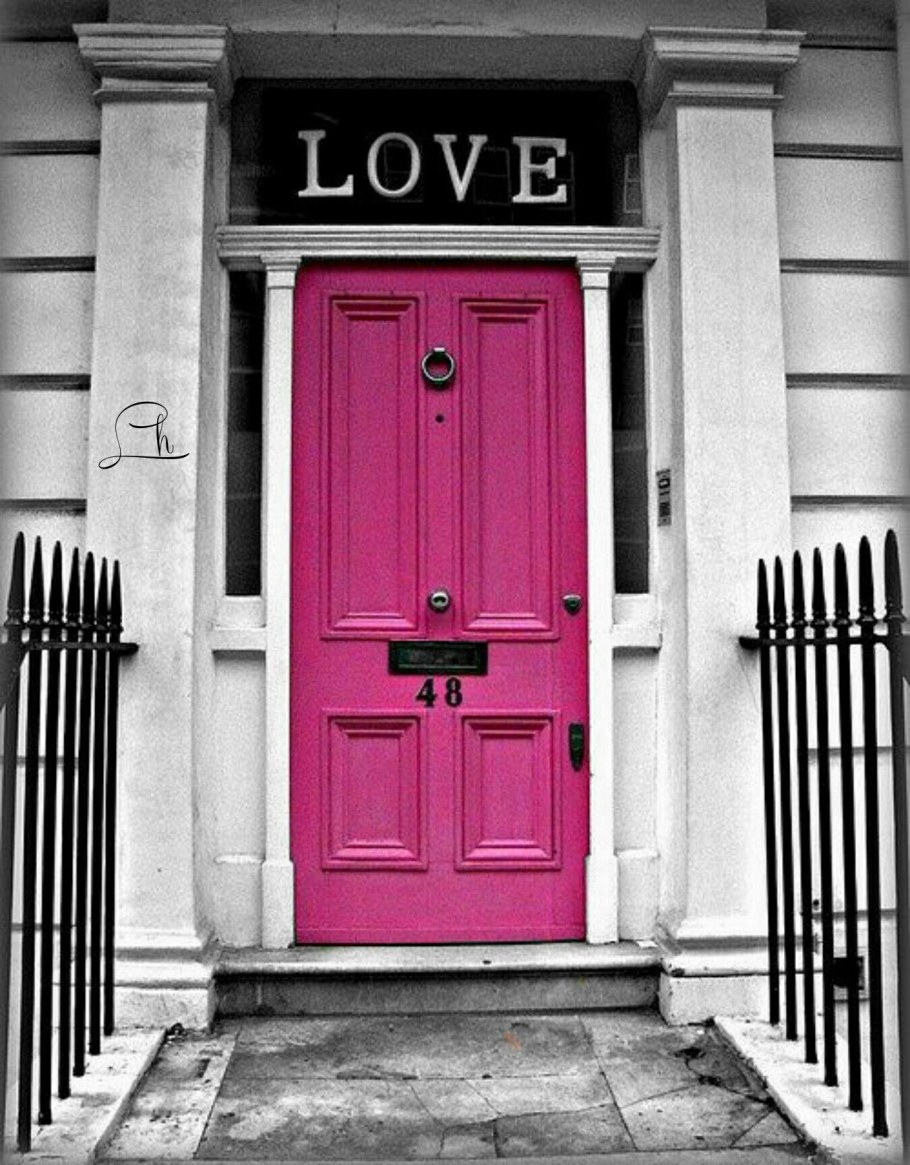 Яркие двери в интерьере