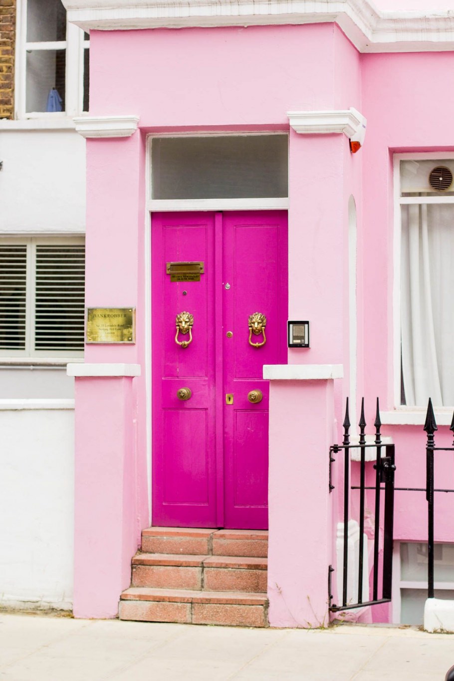 Розовые двери в фильмах