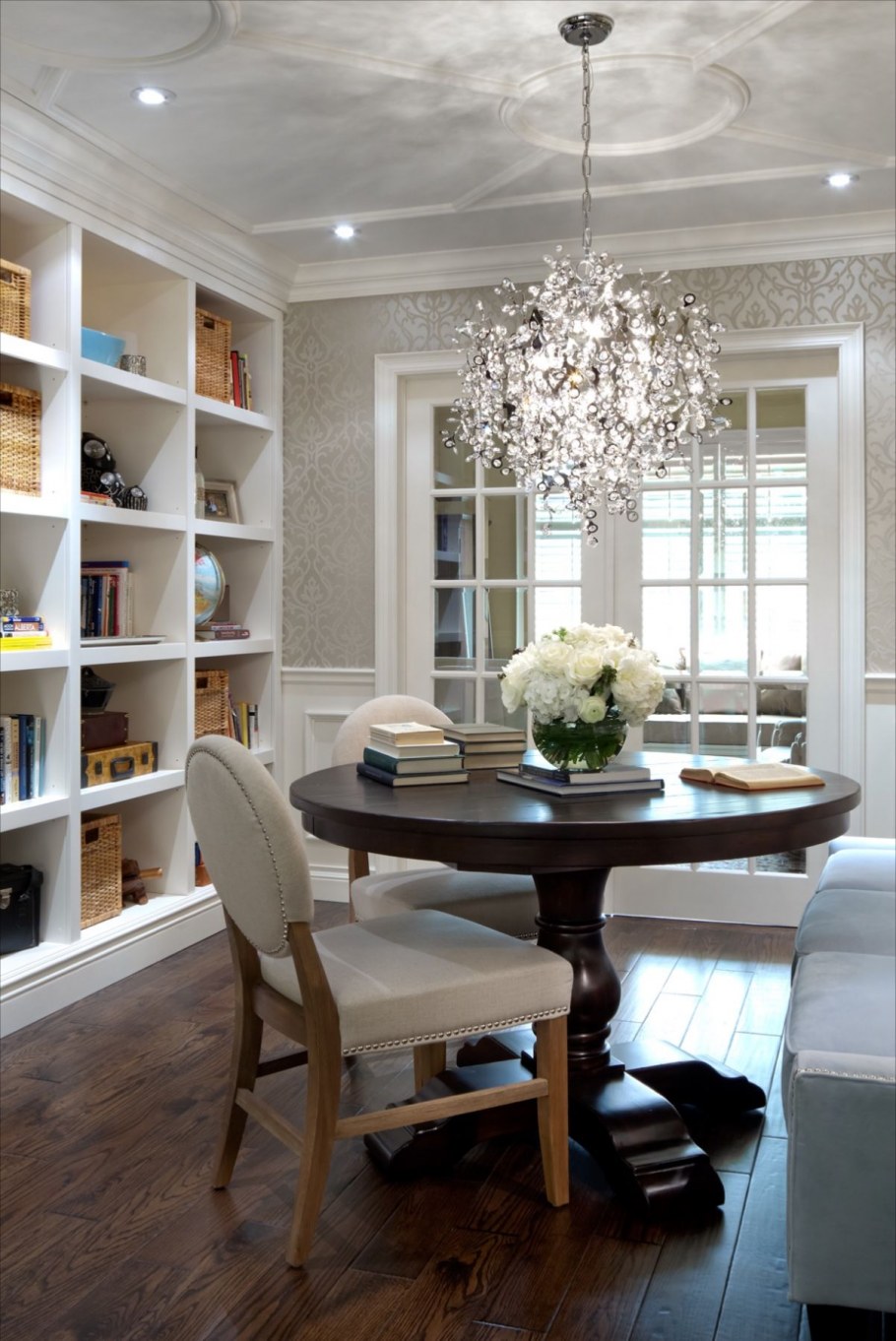 Люстра над круглым столом