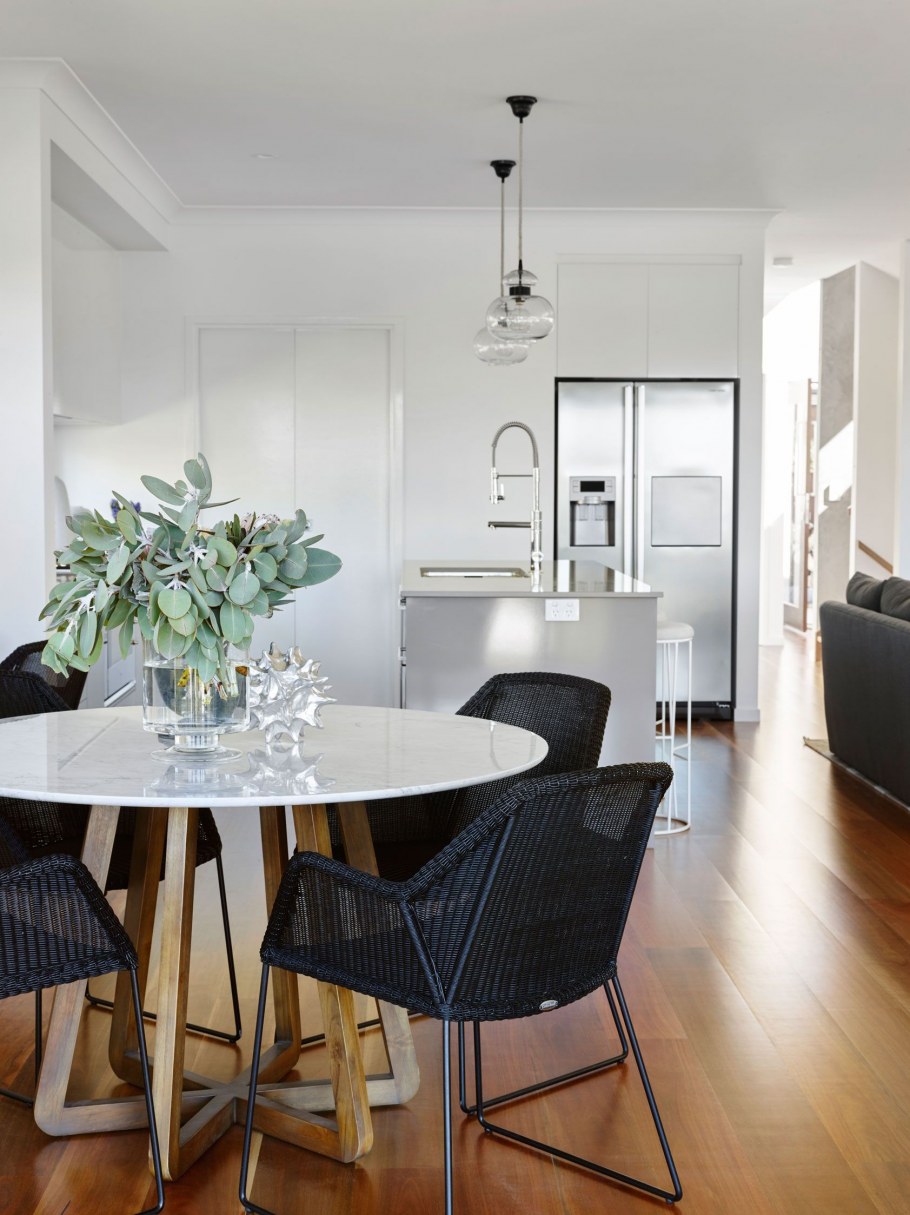 Круглый стол в холле