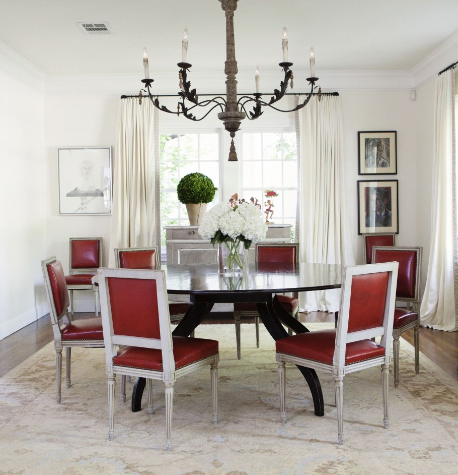 Черный круглый стол в интерьере