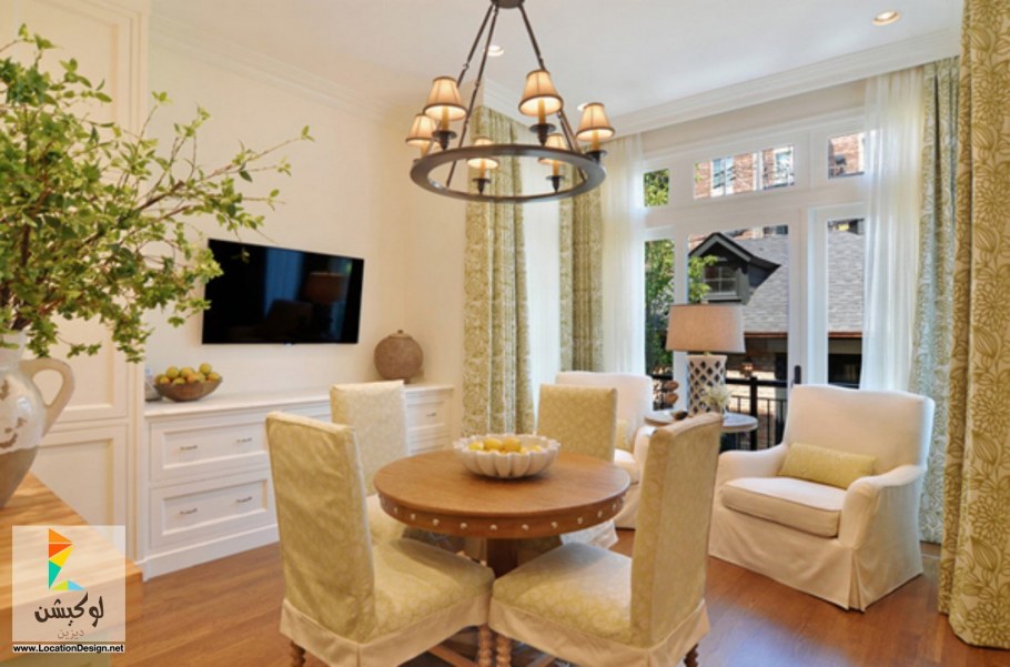 Люстра над круглым столом в гостиной