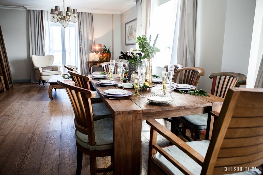 Круглый стол в интерьере гостиной