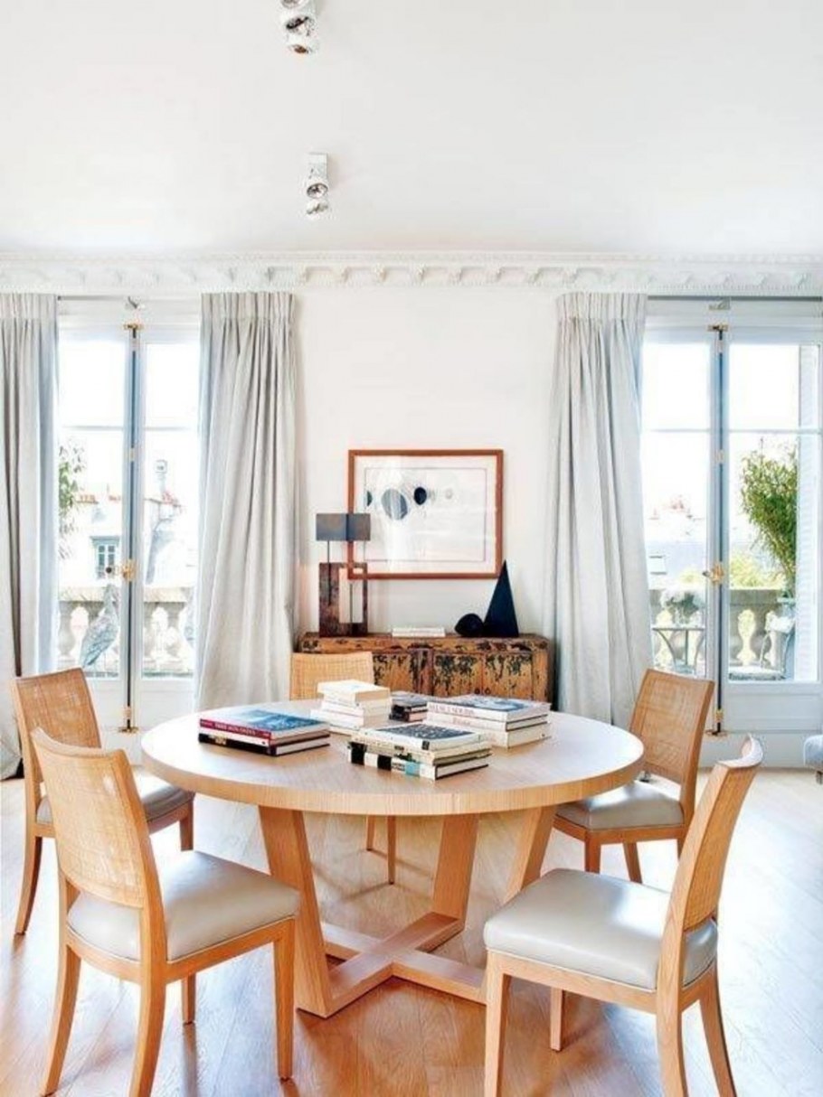 Кухня-гостиная в бело серых тонах. Люстра