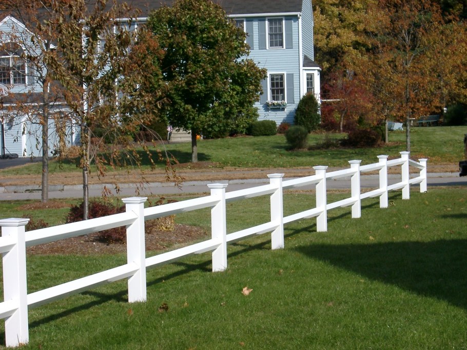 Металлический забор в стиле Баухауз