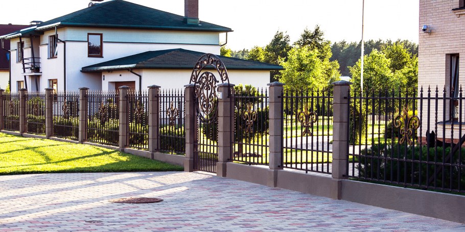 Забор из металлических полосок