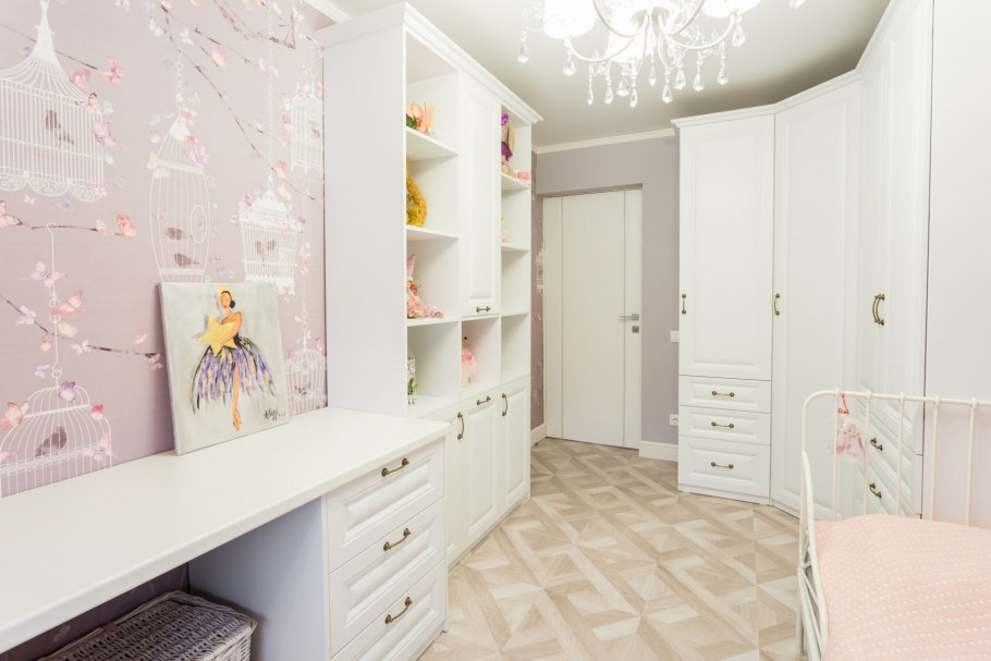 Детская для девочки в классическом стиле светлая