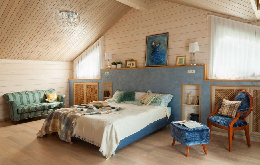 Интерьер спальни на даче из вагонки