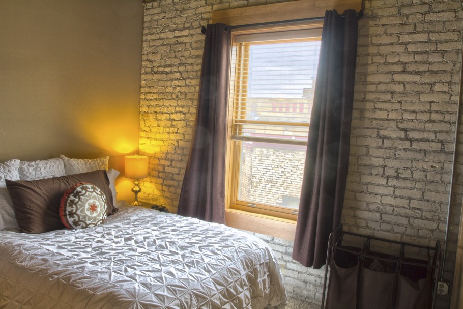 Мех в интерьере спальни