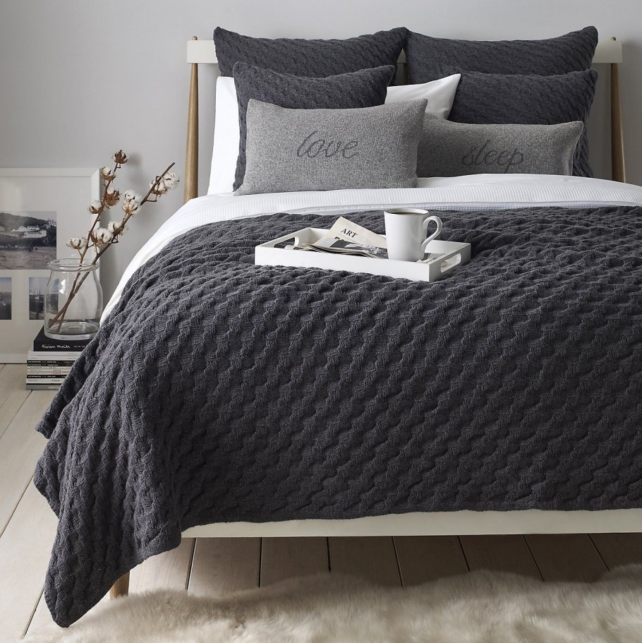 Плед на кровать в сером интерьере