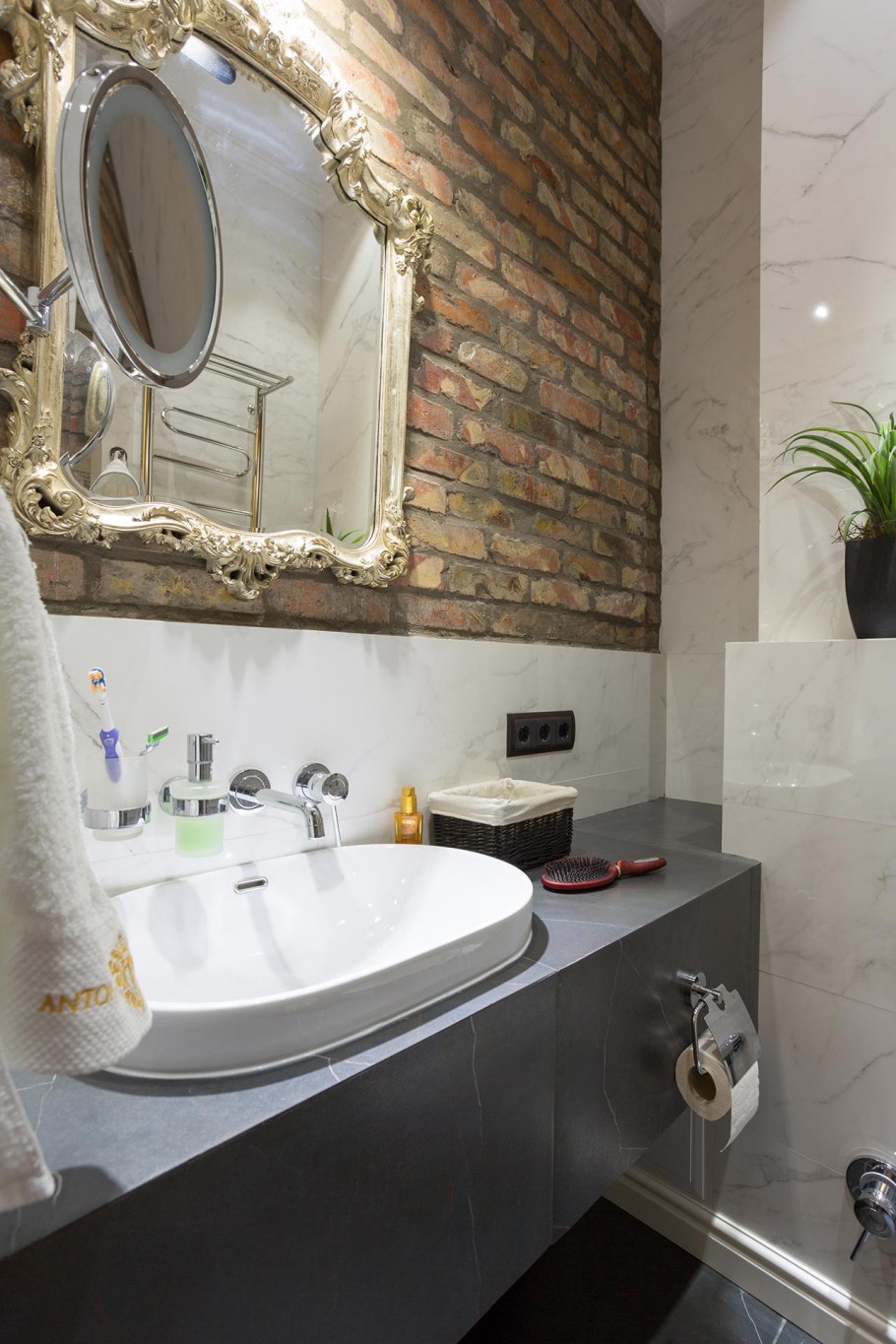 Мрамор и кирпич в ванной