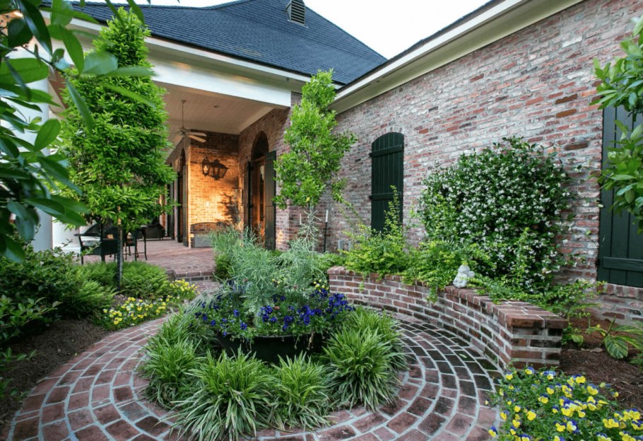 Клумбы во дворе частного дома