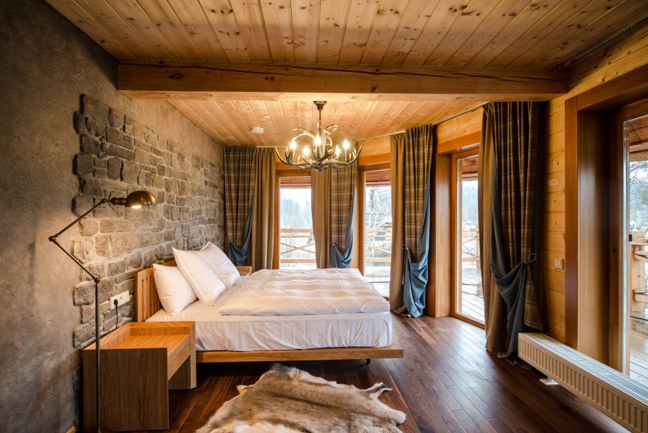 Портьеры в деревянном деревенском доме Шале