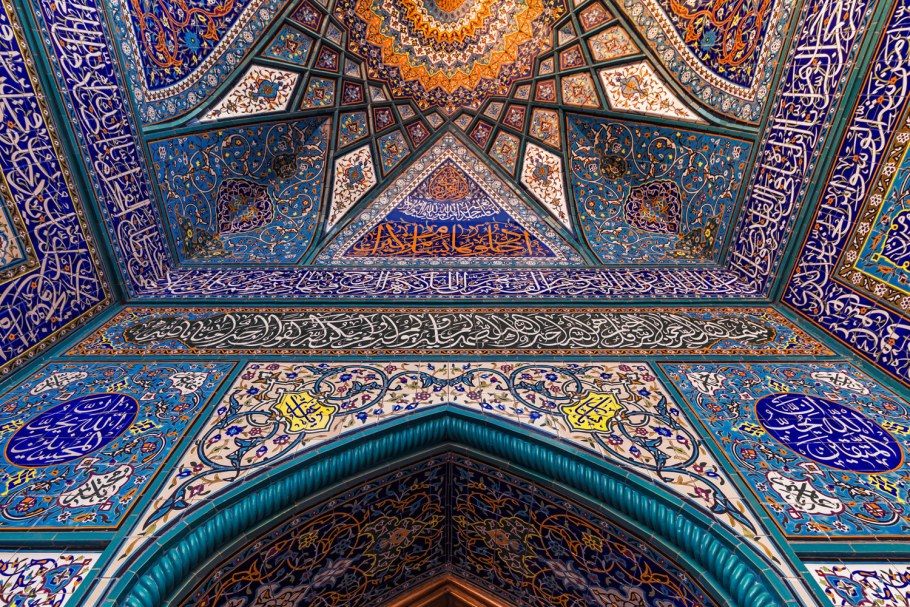 Украшенный арабесками свод мечети Лотфулла (Исфахан, Иран)