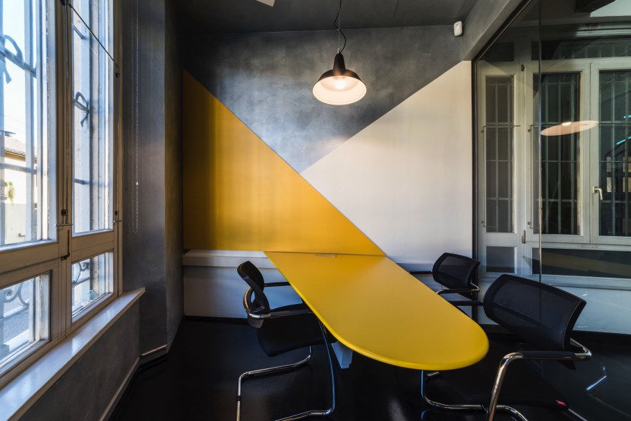 Желтый в интерьере офиса