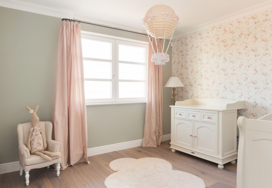 Детская комната в кремовых тонах