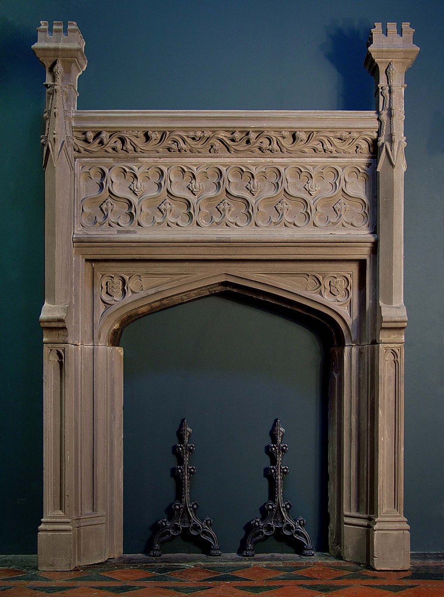 Камин в готическом стиле