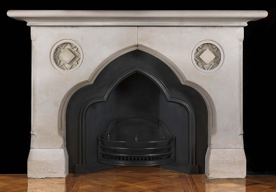 Камин в готическом стиле