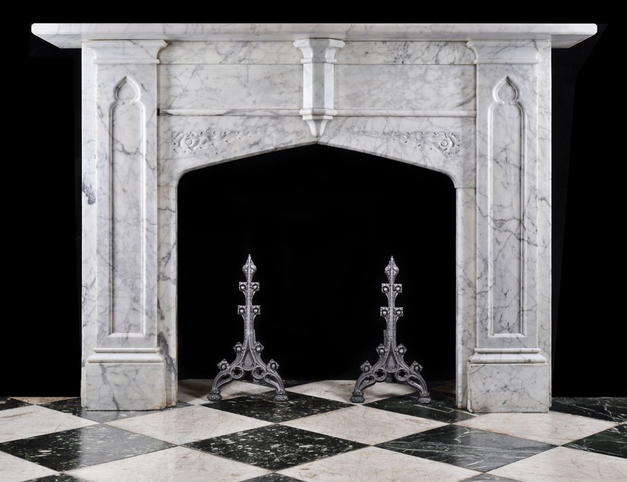 Камин в готическом стиле