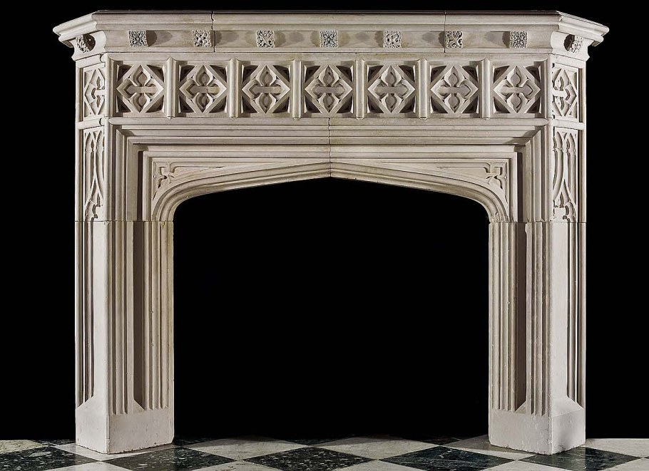 Камин в готическом стиле