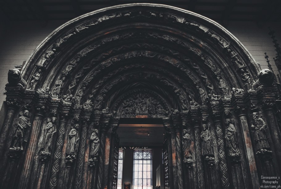 Камин в готическом стиле