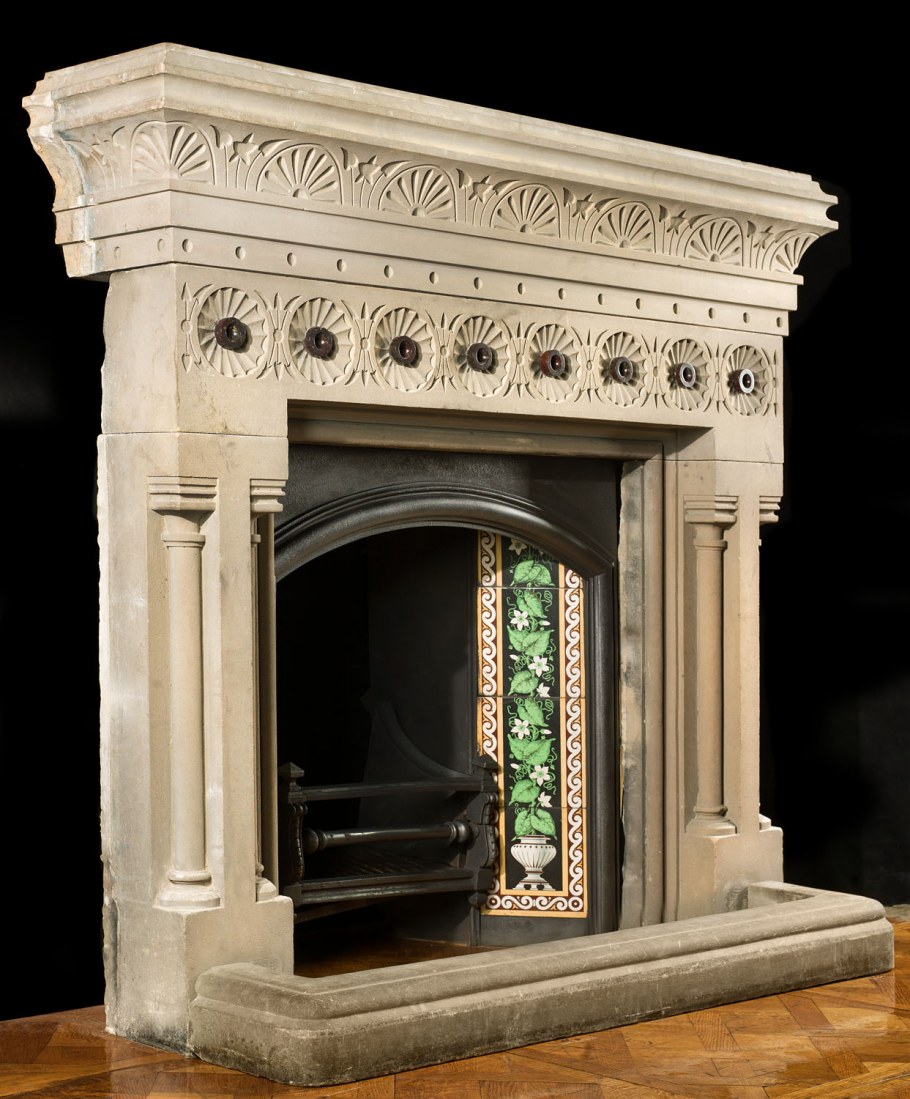 Камин в готическом стиле