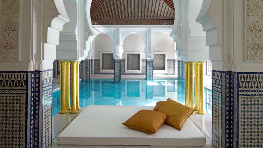 Старинный Восточный дворец с бассейном