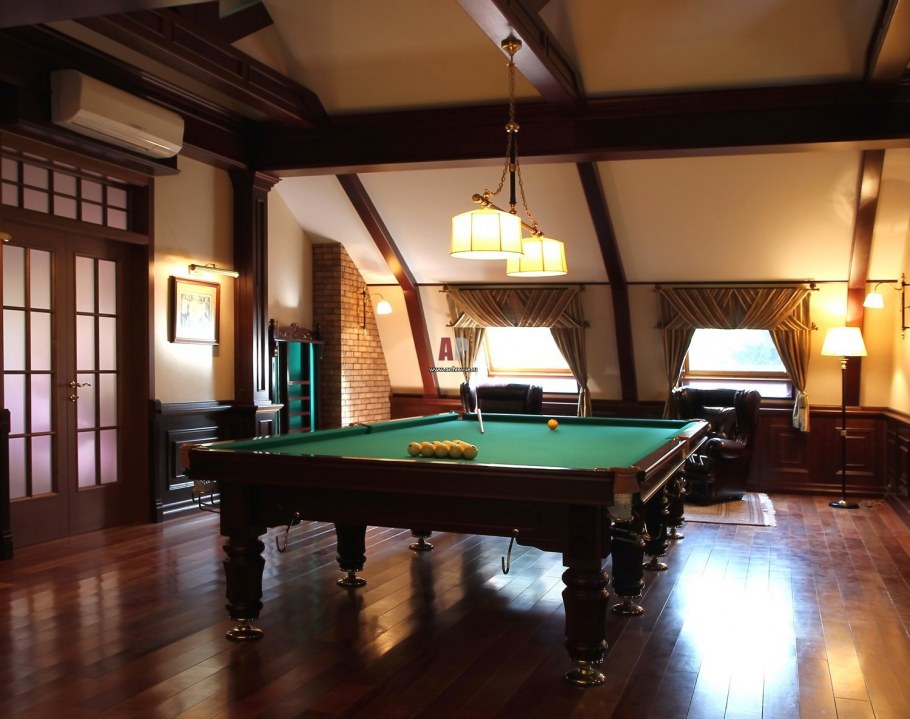 Бильярдная комната на мансарде