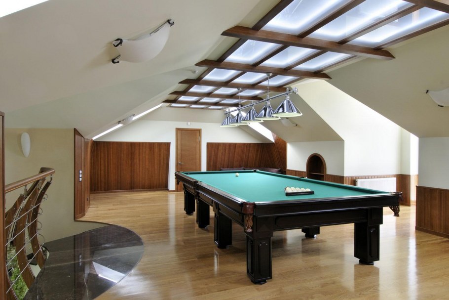 Интерьер бильярдной в мансарде