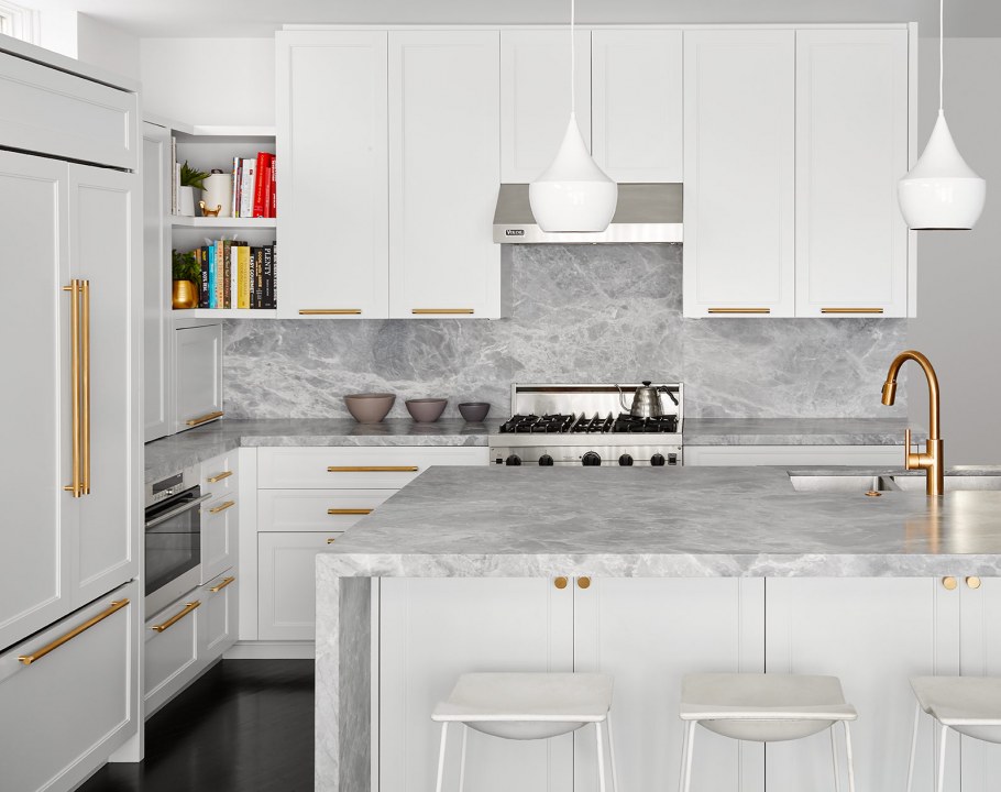 Белая кухня с мраморной столешницей