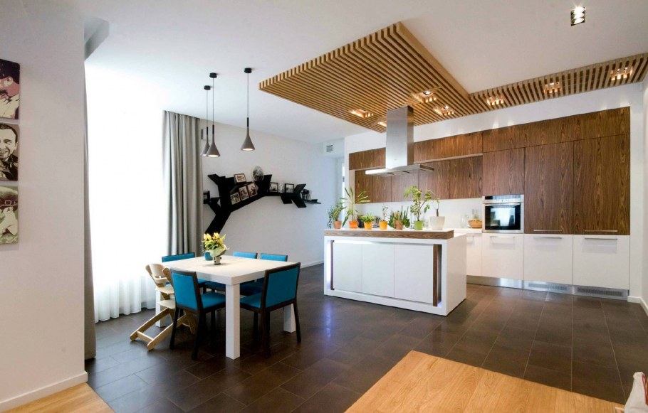 Кухня гостиная с деревянным потолком