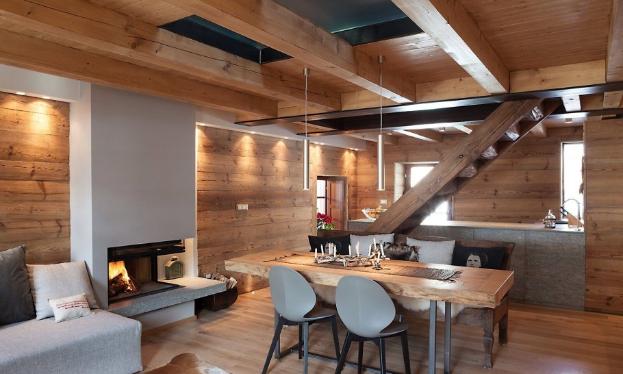 Гостиная с лестницей в стиле Шале