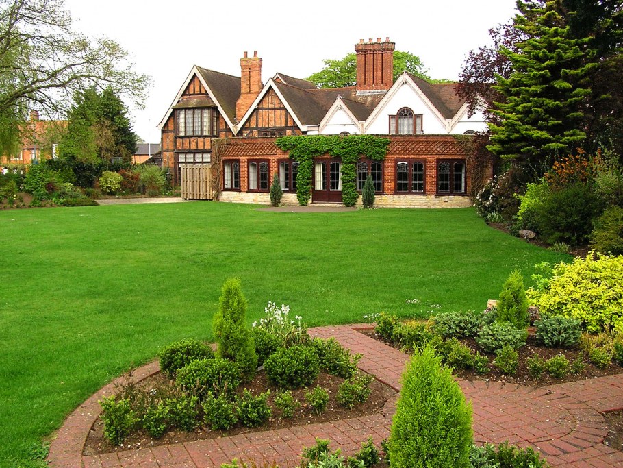 Газон перед домом