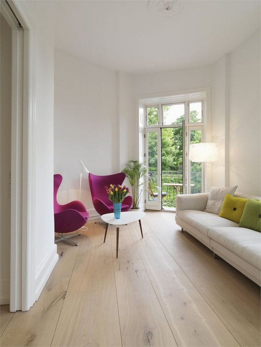 Белые стены деревянный пол