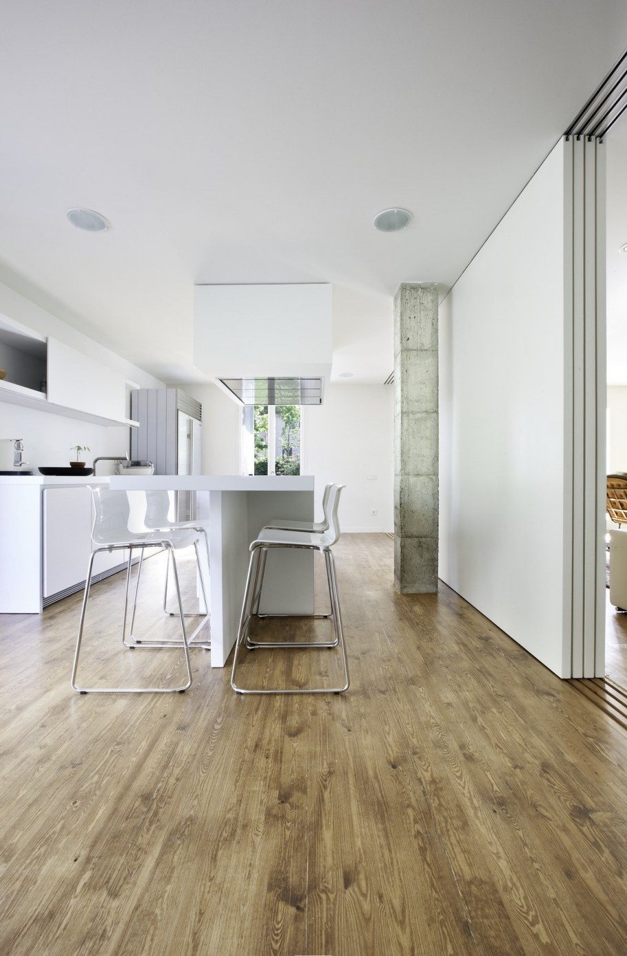 Интерьер белый с деревом