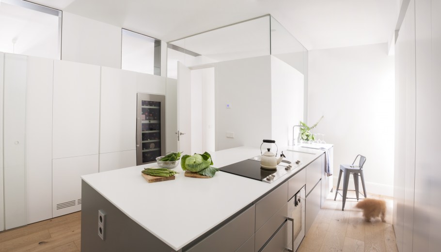 Интерьер белый со светлым деревом