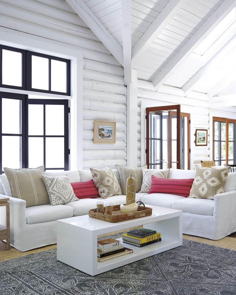 Белая гостиная в деревянном доме
