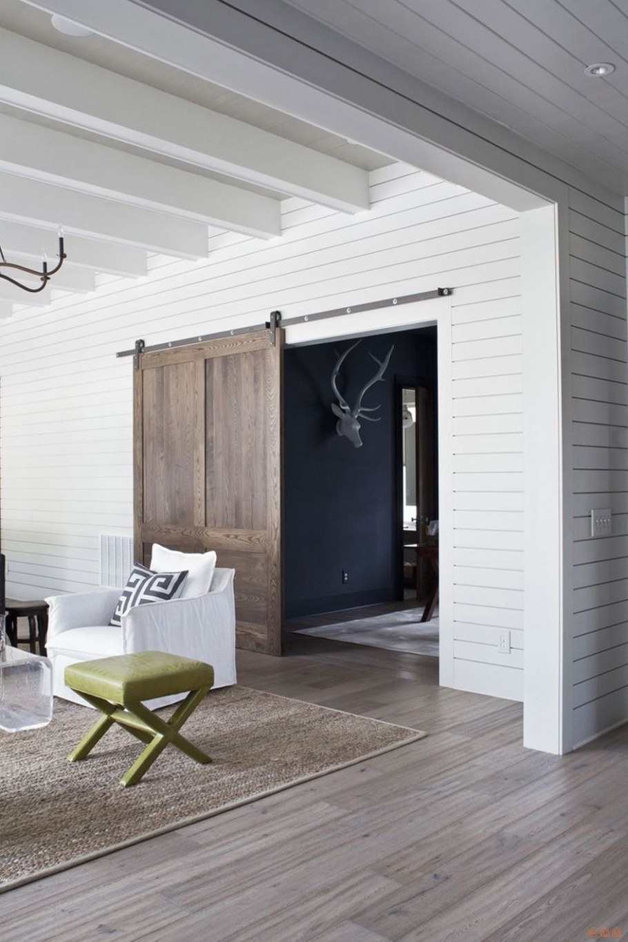 Белая деревянная вагонка в интерьере