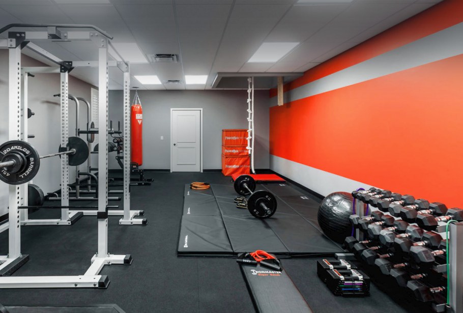 Потолок в спортзале