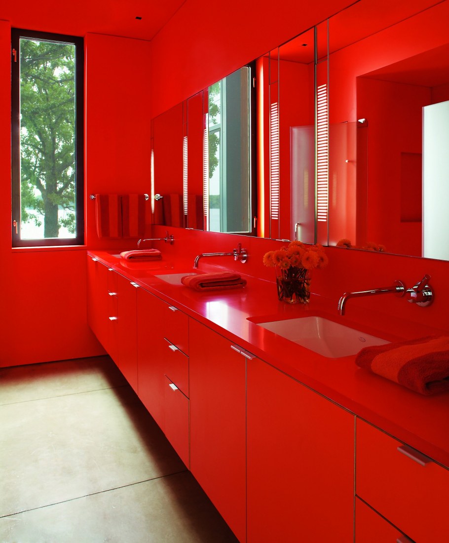 Ванная в красных тонах