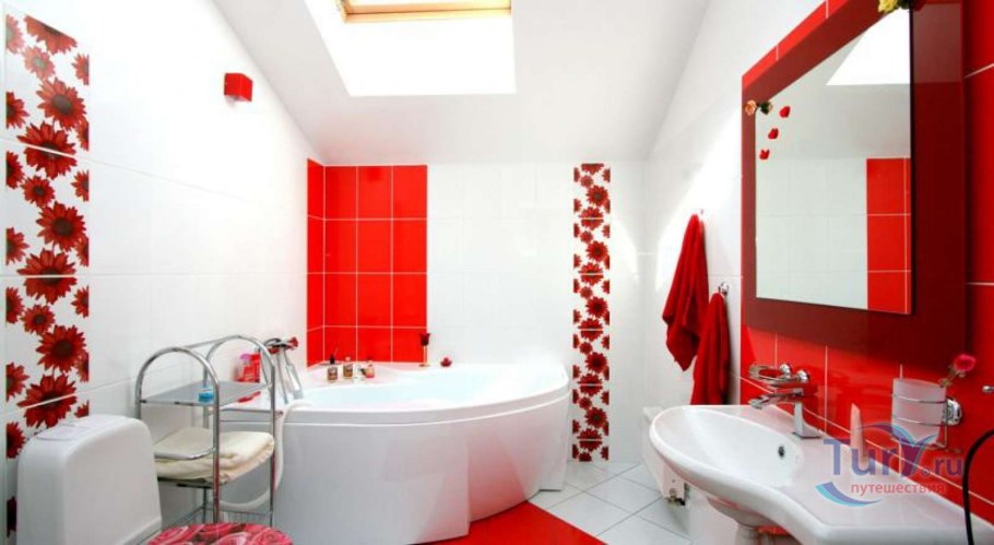 Ванная комната с красными элементами