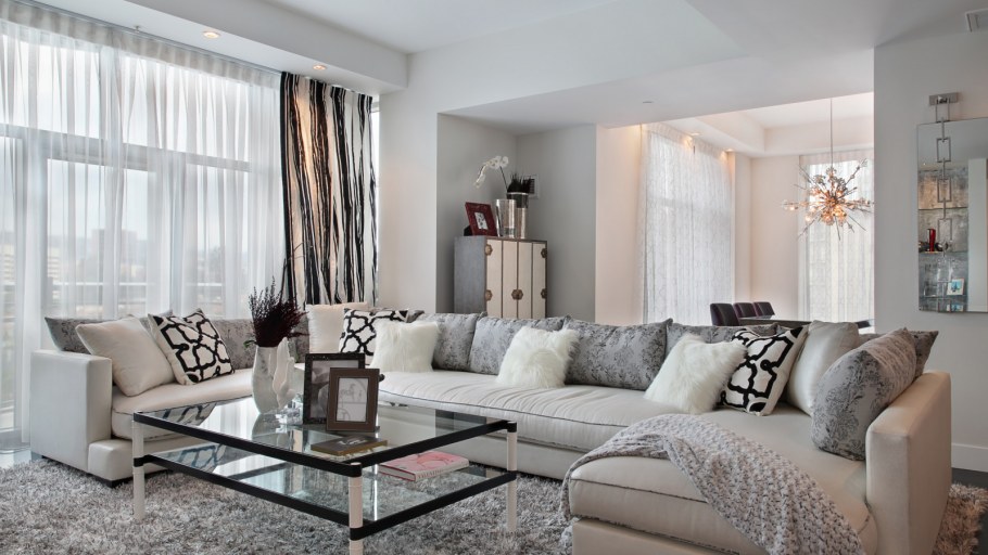 Широкий подоконник в интерьере гостиной