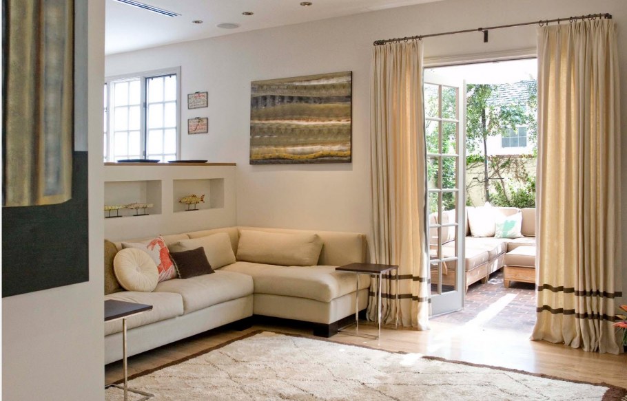 Угловой диван у окна в интерьере