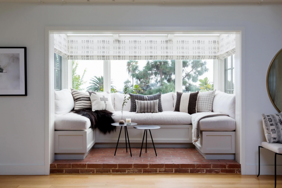 Гостиная с угловым окном