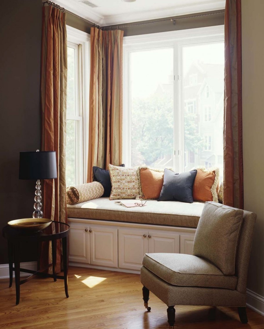 Гостиная с маленьким окном