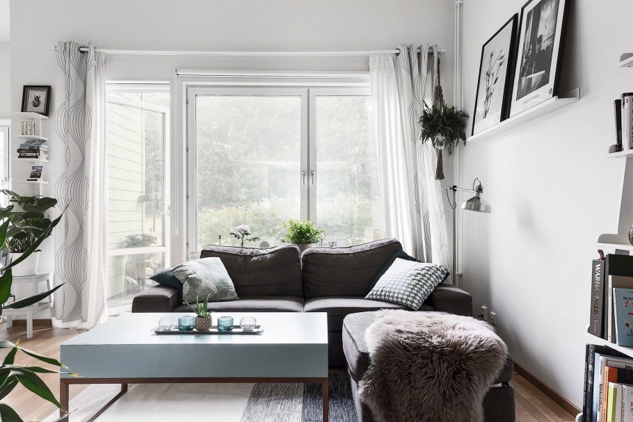 Желтый диван в интерьере гостиной в хрущевке