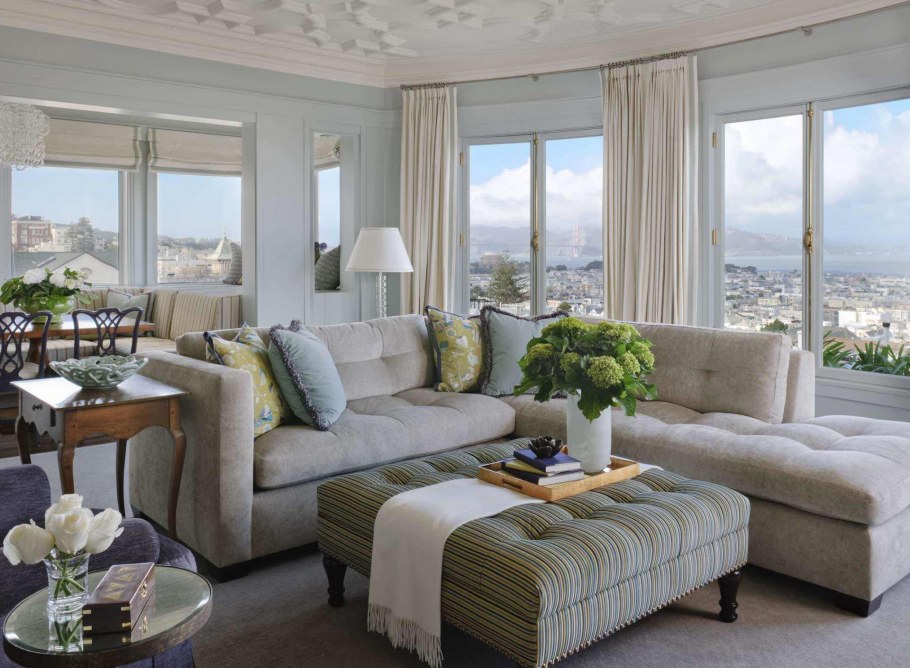 Гостиная с диваном у окна