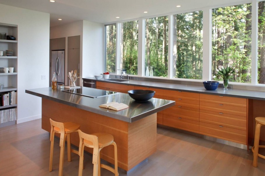 Кухня с большими окнами