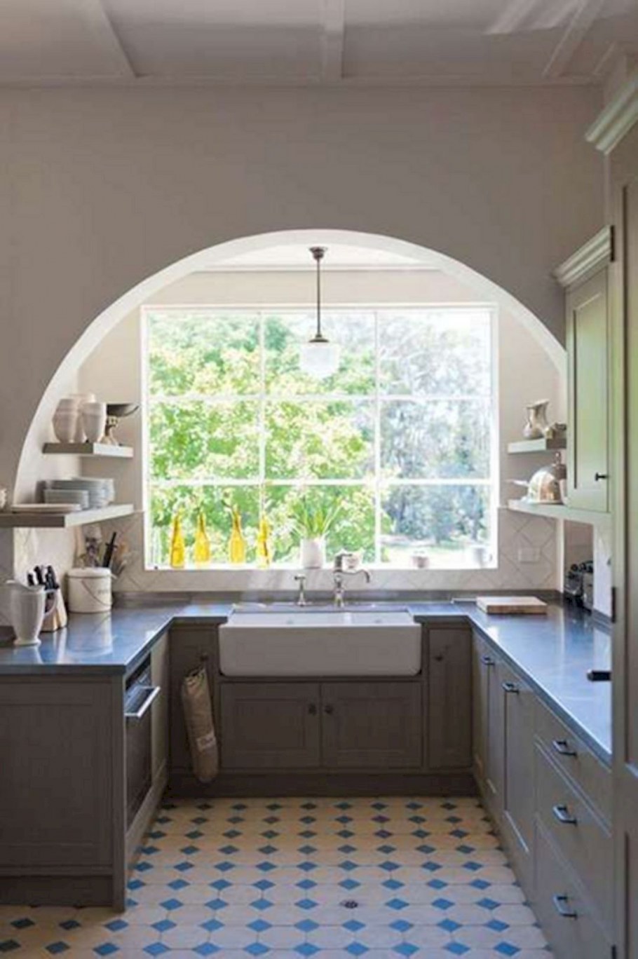 Малогабаритные кухни с окном